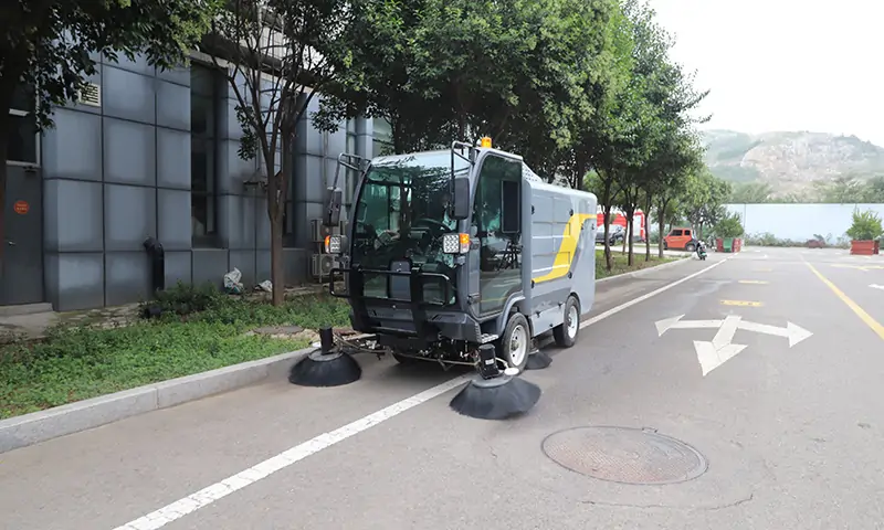 純電動小型清掃車:城市清潔的高效環保解決方案