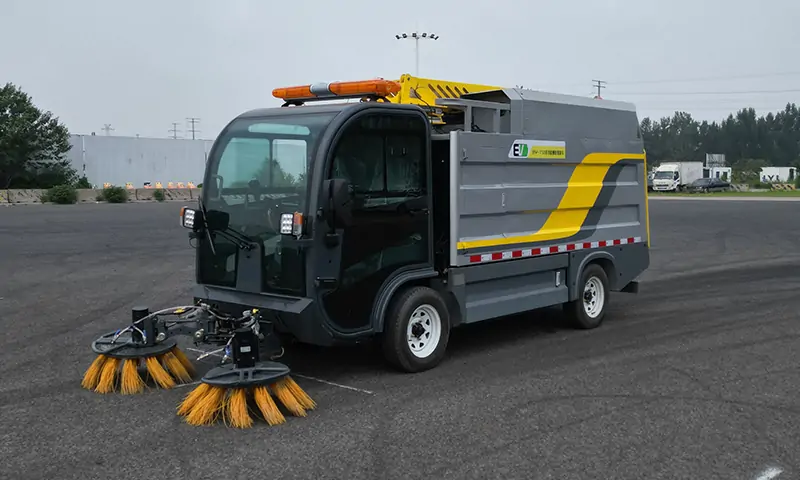 新能源樹葉收集車:高效環(huán)保的清潔利器