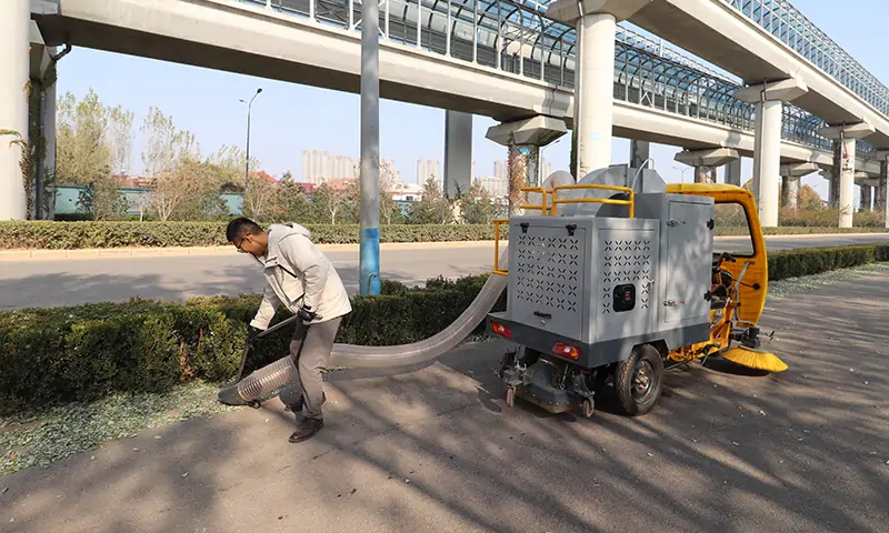 三輪駕駛式樹葉收集車:高效清理落葉的專業(yè)利器