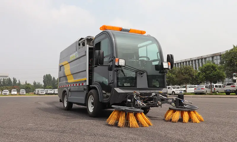 秋季多功能四輪樹葉收集車:高效環(huán)保的清掃利器