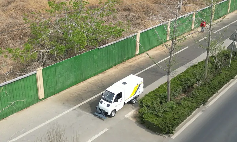 智能化與環保并行:新能源路面養護車的城市清潔新革命