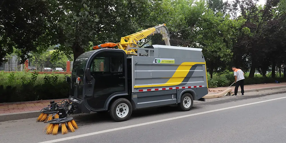 樹葉收集車，新能源樹葉收集車，多功能樹葉收集車，四輪樹葉收集車