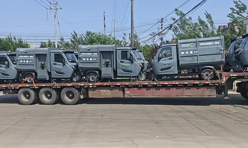 新能源側(cè)裝式垃圾清運(yùn)車到貨 助力城市智慧環(huán)衛(wèi)建設(shè)