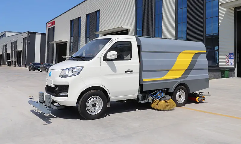 新能源純電動洗掃車，高效洗掃，徹底解決輔道、非機動車道等狹窄路段路面清潔問題