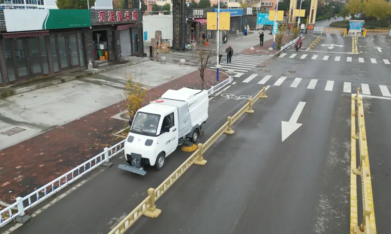 新能源洗掃車現場作業震撼呈現：小車身、大能量，城市清潔新利器
