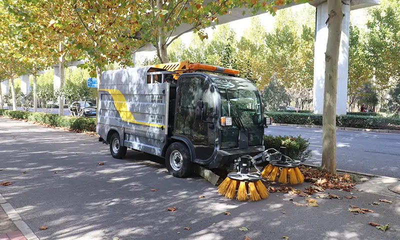 讓秋葉清理更輕松——新能源樹葉收集車開啟綠色環衛新體驗